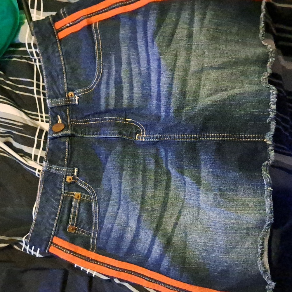 Skirt with red lines